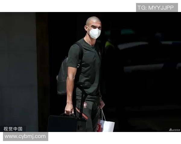 足球明星C罗推出限量版口罩引发球迷热潮与时尚潮流交融